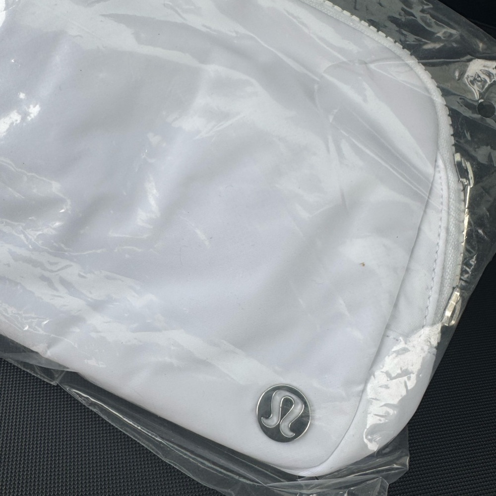 Lululemon Everywhere Belt Bag 2L – White